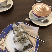 Mohnkuchen + Moccachino   at V-Cake Cafe in Dresden