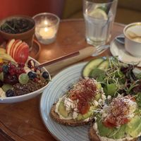 Granola mit frischem Obst und Brot mit Avocado und Veta .  at V-Cake Cafe in Dresden