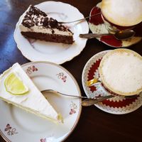 Cappuccino italienische Art und leckere Kuchen 👏 at V-Cake Cafe in Dresden