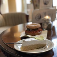 Key lime cheesecake and bagel at V-Cake Cafe in Dresden