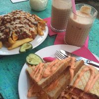 chilli cheese fried, sandwich, cocktail and millshake at Chaostheorie in Berlin