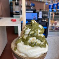 Helado vegano con base de helado de coco mezclado con mango, salsa de pistacho.  at Goconut in Madrid
