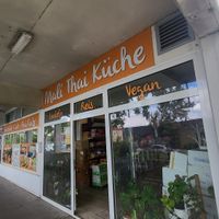 Außenansicht, es gibt einen kleinen Tisch vorm Lokal, somit kann man drinnen&draußen sitzen at Mali Thai Küche in Vienna