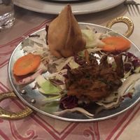 Palak pakora e samosa from vegan menu at Gandhi in Padua