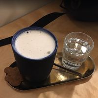 Oat milk latte at Hola Coffee - Fourquet in Madrid