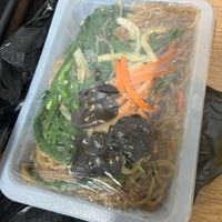 오공잔 Vendor with Vegan Japchae (Inside Market) Japchae ingredients: sweet potato noodles, soy sauce, sesame oil & seeds, onions, wood ear mushrooms, spinach, carrots  at Traditional Market Mangwon Branch - 재래시장 망원점 슈퍼z in Seoul