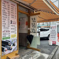 Kimbap restaurant outside of the market (green sign that says vegan option)  at Traditional Market Mangwon Branch - 재래시장 망원점 슈퍼z in Seoul