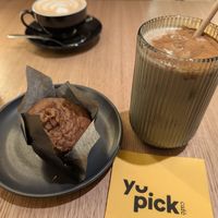 vegan muffin and vegan protein shake at Yupick Café in Madrid