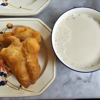 Thai donuts (pa tong ko) and soy milk at Ba Hao - 八號 in Bangkok