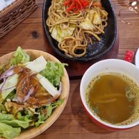 Zuppa di cipolle e zucca, soba saltati con verdure e carne di soia e insalata.
Tutto ottimo! Posto super consigliato:) at Pivot BASE Cafe & Bar ＠Dotonbori in Osaka