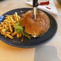 Veganer Burger mit Pommes  at Tante Paula Burgberg in Burgberg Im Allgaeu