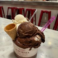 Medium size: 4 scoops for 5€ at Horchatería Alboraya in Madrid
