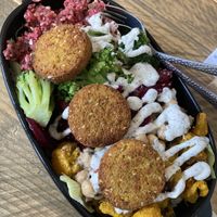  Box mit Salat Basis, 5 Toppings und Falafel  at Gustav Grün    in Hamburg