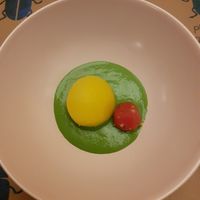 Sfera di patate ripiena di gorgonzola veg su pesto di basilico at Scara e Beo in Cortona