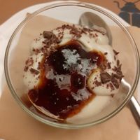 Crema di cocco e fichi caramellati at Scara e Beo in Cortona