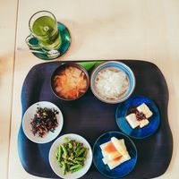 Sencha mit Miso, Reis, Hijiki, kaltem Tofu, weißem Spargel mit süßer Misosauce und Bohnen mit Sesam-Sojasauce at KADOKKO in Heidelberg