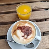 Frisch gepresser O-Saft und Cappuccino mit Kiwi-Muster 😍 at Kiwi Corner  in Mainz