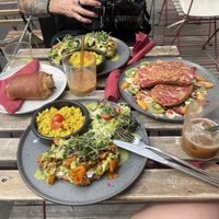  French Toast & Crosssaint mit smashed Avocado und veganem Karottenlachs  at Kiwi Corner  in Mainz