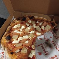 Son aprox seis rebanadas at Angolo Pizza Napolitana  in Mexico City