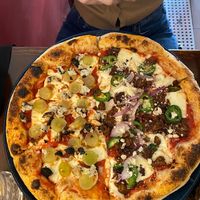 Media brie con uvas y pastora at Angolo Pizza Napolitana  in Mexico City