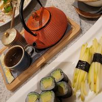 Veganes Nudelgericht mit gebratenem Tofu im Hintergrund at Mai Garden in Karlsruhe