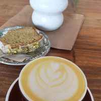 Chai latte y bizcocho pistacho at Maison Savannah  in Ibiza