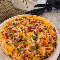 Vegan pizza at Cafeteria Cuevas del Drach in Mallorca