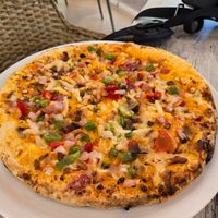 Vegan pizza at Cafeteria Cuevas del Drach in Mallorca