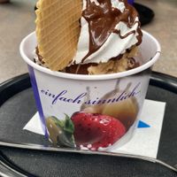Pistazie, Schoko, Haselnuss, Sahne,  Schokosoße  at Eiscafé Amatista  in Ludwigsburg