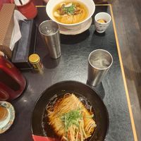 Vegane und klassische ramen at Yatagarasu Ramen in Tokyo