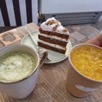 Matcha, tarta de zanahoria, zumo de naranja at AlmaZen Orgánico in Almeria