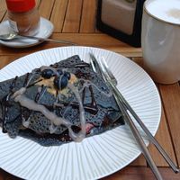 Crepe wirt strawberry syrup, fresh fruit  like banana ,groseries and strawberries,  all of this with peanut butter at AlmaZen Orgánico in Almeria