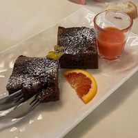 Brownie al cioccolato con salsa all'arancia 🤤 at Samsara in Brugherio