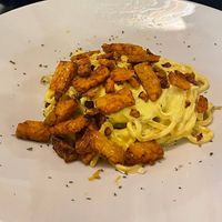 Spaghetti alla carbonara con crema di tofu allo zafferano e tempeh croccante at Samsara in Brugherio