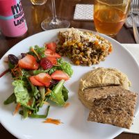 Antipasto con hummus e cracker di semi, farro con verdure di stagione e misticanza con asparagi, fragole e riduzione al balsamico   at Samsara in Brugherio