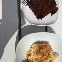 Apfel Crumble + Schoko Kirsch Kuchen at Sattgrün - Hafen in Dusseldorf