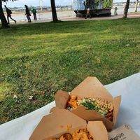 Gerichte zum Mitnehmen, am Rhein besonders schön 😊 at Sattgrün - Hafen in Dusseldorf