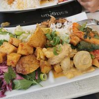 Links Salate, Rechts warmes Essen at Sattgrün - Hafen in Dusseldorf