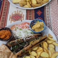 Ich hatte die mix Platte und mein Freund die Cevapcici platte at Vrata Orijenta in Mostar