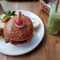 Veganer Burger mit Detox Saft at Food For Fit  in Sliema