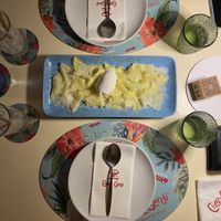 Pallina di gelato al cocco vegano su un letto di carpaccio d’ananas  at Chezz Gerdi in Formentera