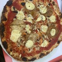 Pizza with mushrooms, vegan ham and vegan mozzarella  at Kindness Pizzeria - Via Pignolo in Bergamo