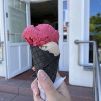 Sauerkirsche und Haselnuss in der Kakaowaffel  at G&S Eiswelt in Sassnitz