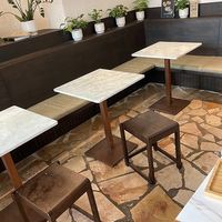 Interior seating at ARAKU COFFEE in Paris