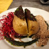 Roasted potatoe with tapenade and pesto at Le Potager du Marais - Saint Paul in Paris