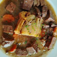 Bourguignon di seitan (stufato di seitan con salsa ai funghi e vino rosso) e gratin dauphinois (sformato di patate con formaggio di mandorle) at Le Potager du Marais - Saint Paul in Paris