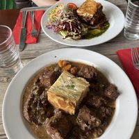 Au premier plan : le bourguignon de seitan et au second plan les lasagnes (menu du jour)  at Le Potager du Marais - Saint Paul in Paris