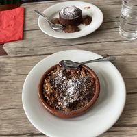 Au premier plan : le crumble de fruits rouges et au second plan le moelleux au chocolat   at Le Potager du Marais - Saint Paul in Paris