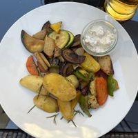 Grillgemüse mit Bratkartoffeln und Dipp  at Wirtshaus Zur Güldenen Krone in Ellhofen