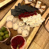 Tabla de quesos veganos: goat cheese y trufado con flores  at Taula in Bilbao